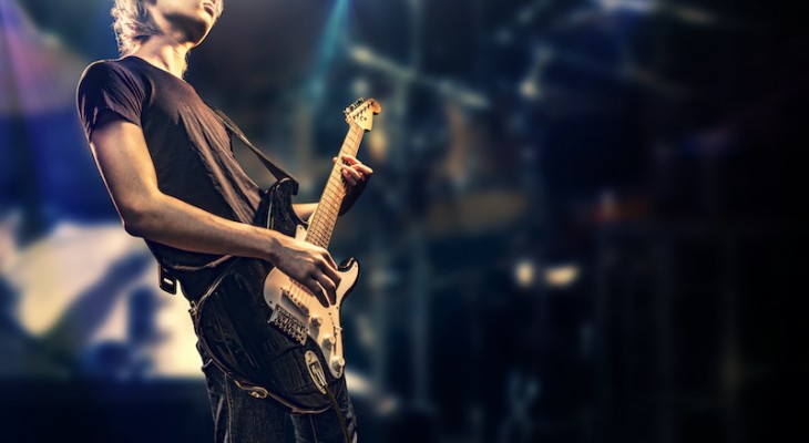 ステージ上のロックギタリストのイメージ素材